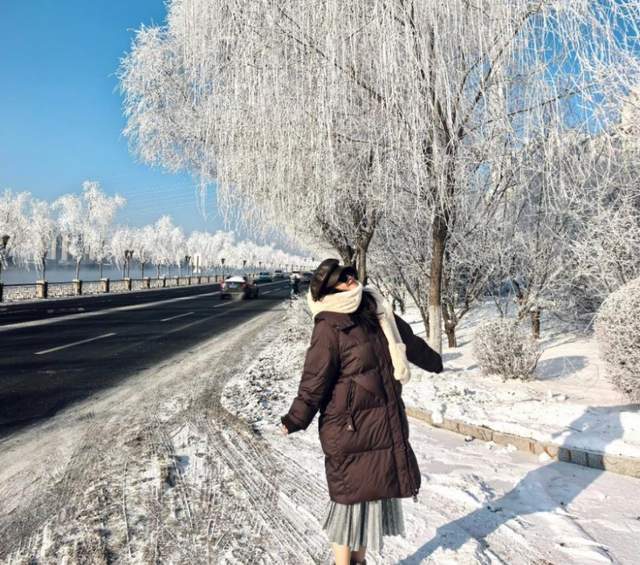 原創藍盈瑩吉林遊玩，零下24度戶外只待半個小時就被凍傷，臉又紅又腫