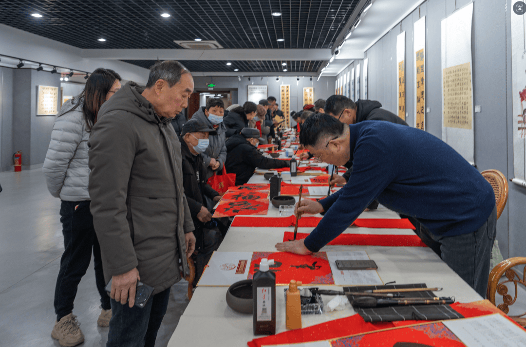 《揚州晚報》創刊30週年之際，書法名家手寫春聯送祝福