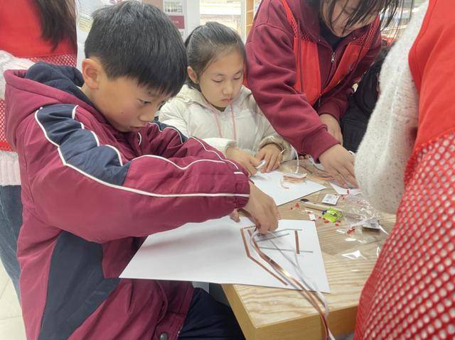 “夥伴領航站”青少年紅色主題教育活動走進馬欄山社羣