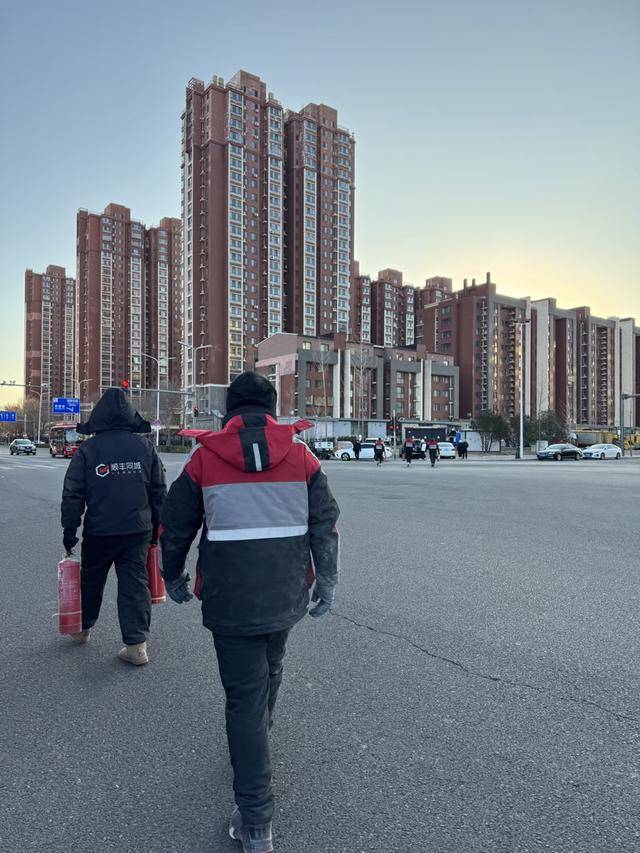 草坡突發火情，5名快遞小哥拎著滅火器衝了上去