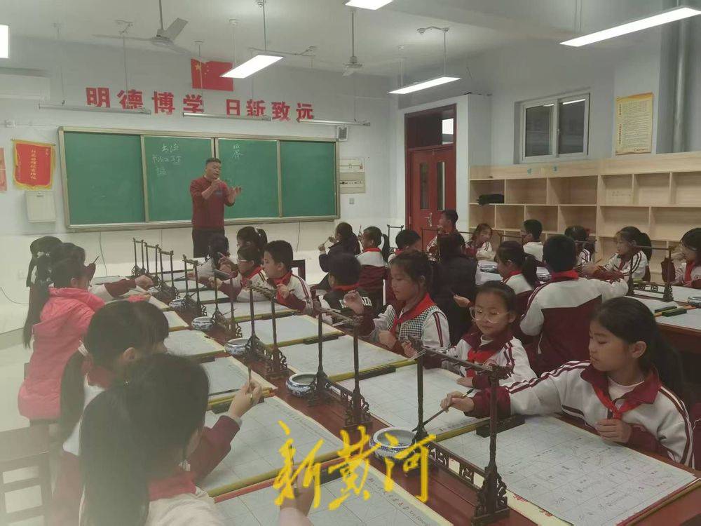 無棣縣棣豐街道中心小學、明德小學“書法教學基地”書法課正式開課！