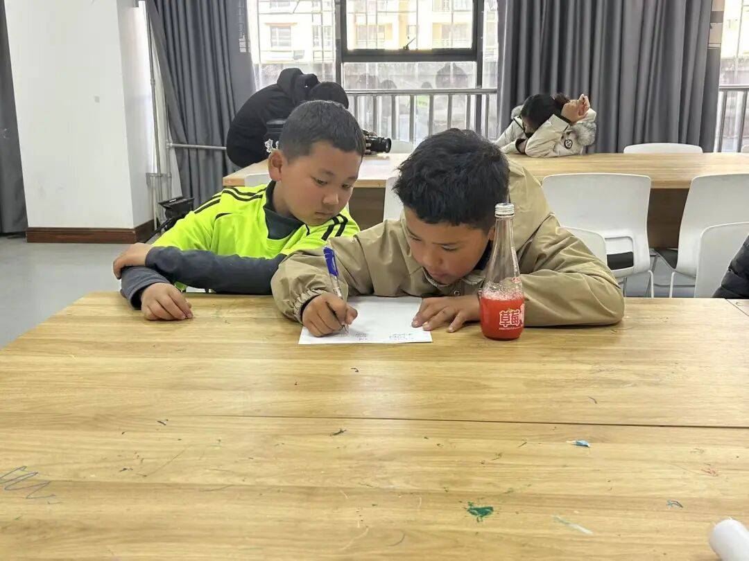 西藏拉薩市圖書館舉辦親子手工主題活動