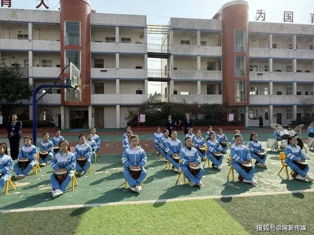 巴中市小學美育骨幹教師專項培訓班走進清江小學