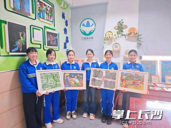 這所僅76名學生的鄉村小學，用粉印版畫構建大世界