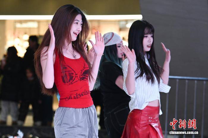 南京年輕人“隨機舞蹈”舞動青春活力