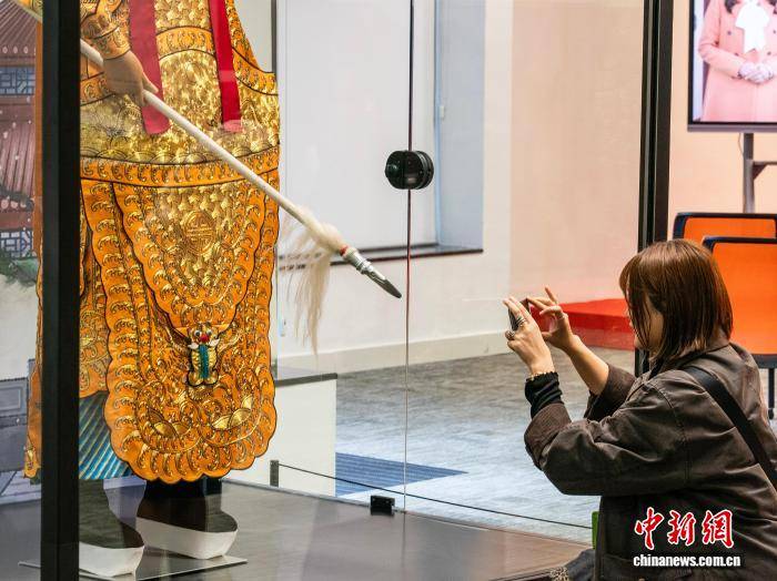 香港都會大學展出粵劇名伶經典戲服