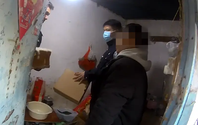 房間裡有一堆快遞？不對勁！