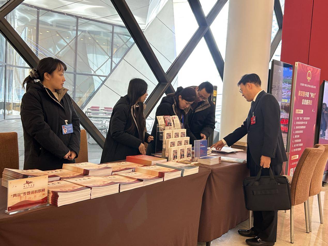 兩會微鏡頭｜一架圖書，照見文潤“兩會”