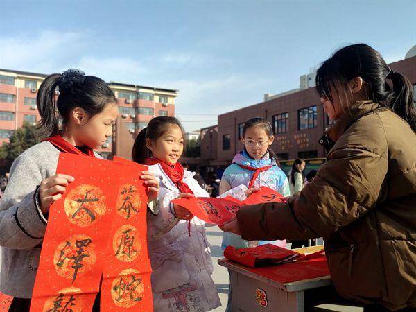 濟源：沁園路小學開展義寫春聯社會實踐活動