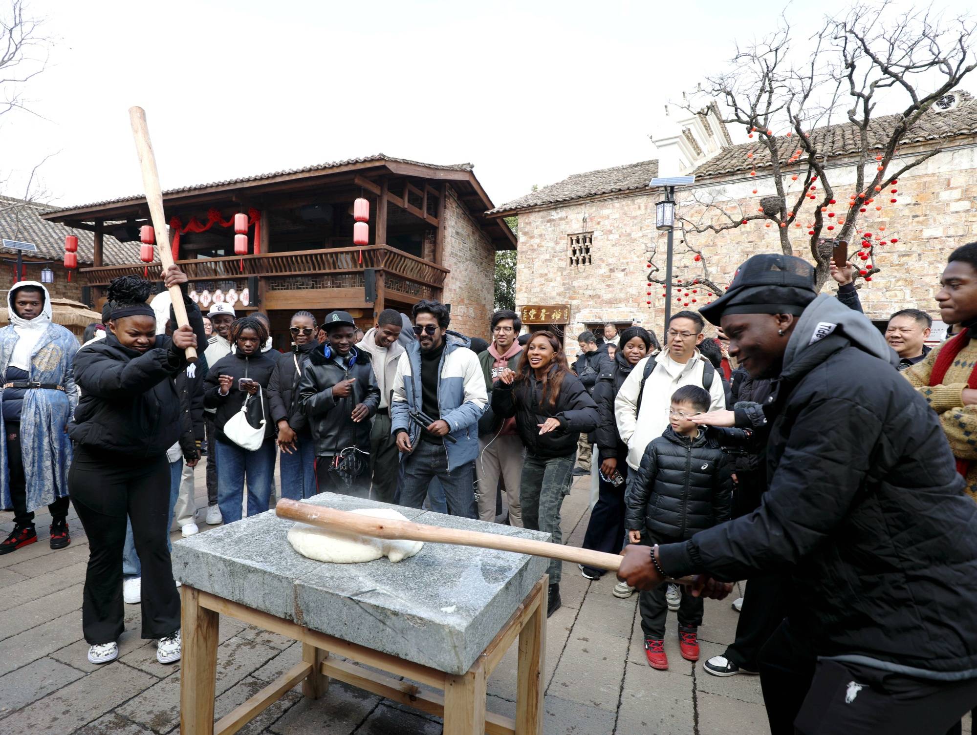 江西分宜：外國留學生體驗民俗感受年味