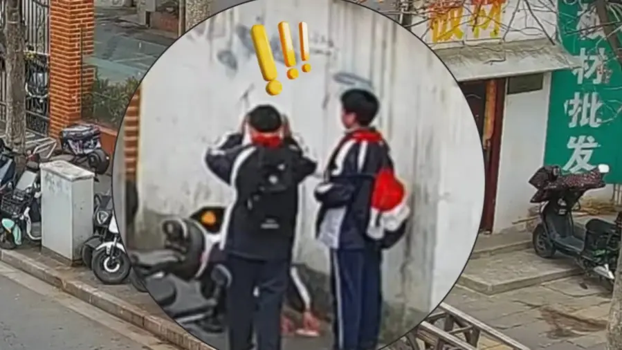 路邊驚現一沓百元大鈔，被楊浦區國和中學的三名初中生看到了……