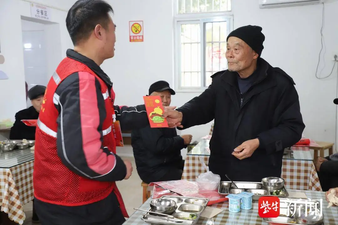 新春走基層｜快遞小哥和老人們的飯搭子“約定”：一頓熱飯、兩載陪伴