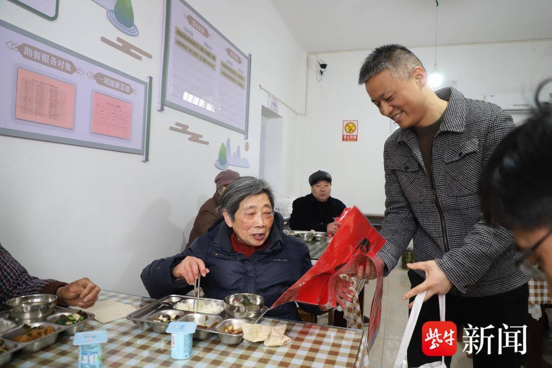 新春走基層｜快遞小哥和老人們的飯搭子“約定”：一頓熱飯、兩載陪伴
