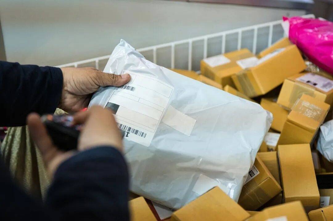 快遞員夥同他人“解碼”快遞單號，倒賣3萬餘條個人資訊獲利3萬元