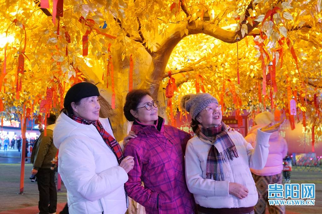 品美食、做遊戲、觀彩燈……貴陽觀山湖燈會廟市人氣旺