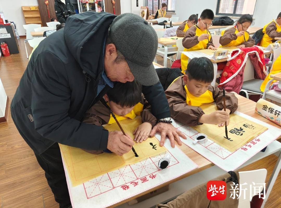 蘇州市相城區黃橋街道三角咀家園社羣開展少兒書法活動