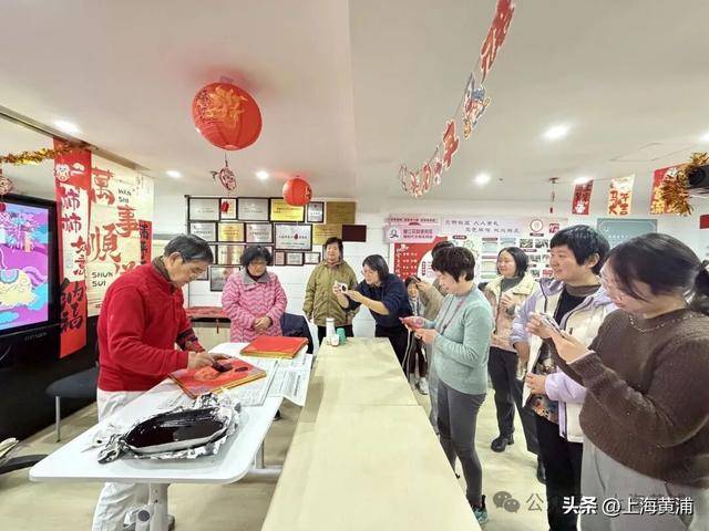 書法家攜馬年福字，赴一場鄰里新春之約