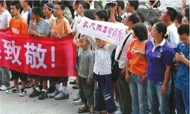 原創汶川地震中他被軍人救出，多年後他研究生入伍圓夢軍營