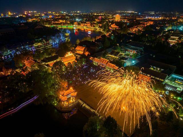 過年就來臺兒莊，全國在校大學生、18歲以下未成年人，門票免費！