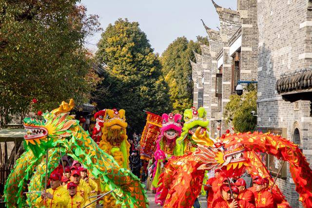 過年就來臺兒莊，全國在校大學生、18歲以下未成年人，門票免費！