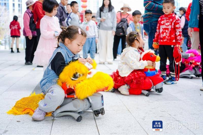 用科技烘托年味兒，春晚同款機器人空降灣區之眼
