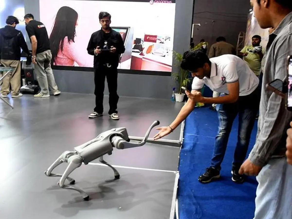 原創印度AI峰會上造假實錘，大學買中國機器狗冒充自研，部長急刪帖