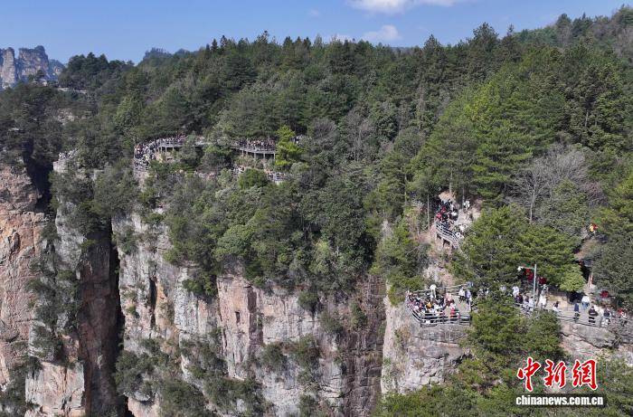 湖南張家界旅遊市場持續火熱 各景區遊人如織