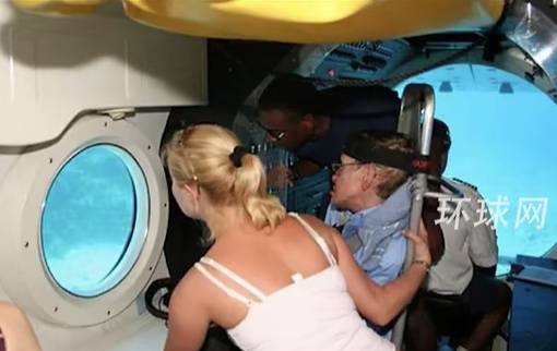 “霍金與比基尼女性同遊照”現愛潑斯坦檔案 ，曾被“闢謠”稱系偽造