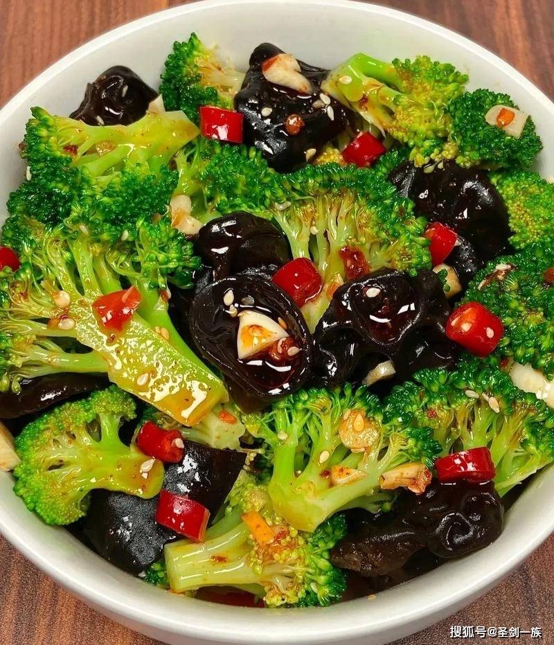 女性不想皺紋爬滿臉，常吃8種食物，去皺美容，肌膚紅潤有光澤