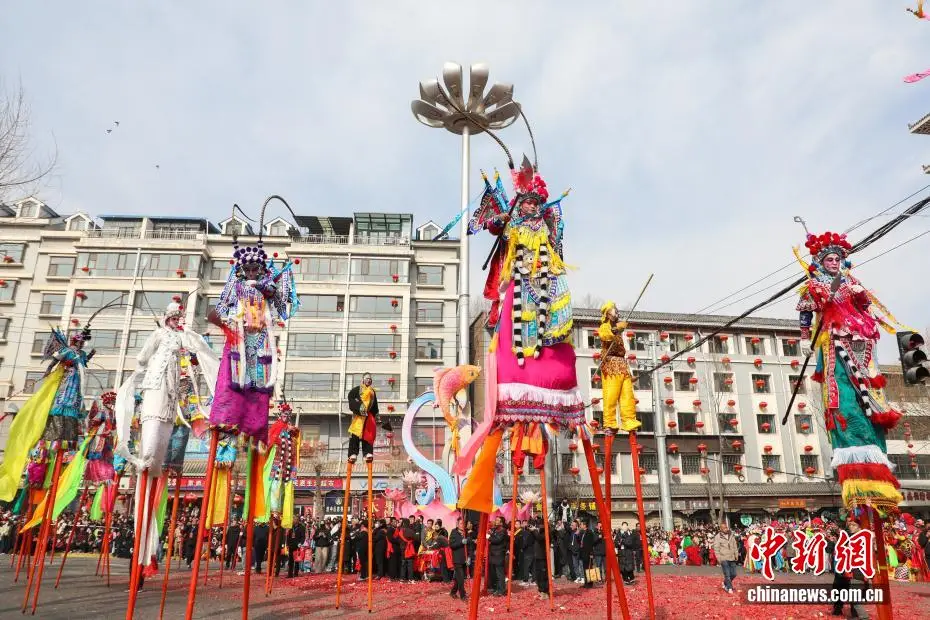 （新春走基層）青海湟中：“空中舞蹈”魯沙爾高蹺精彩上演