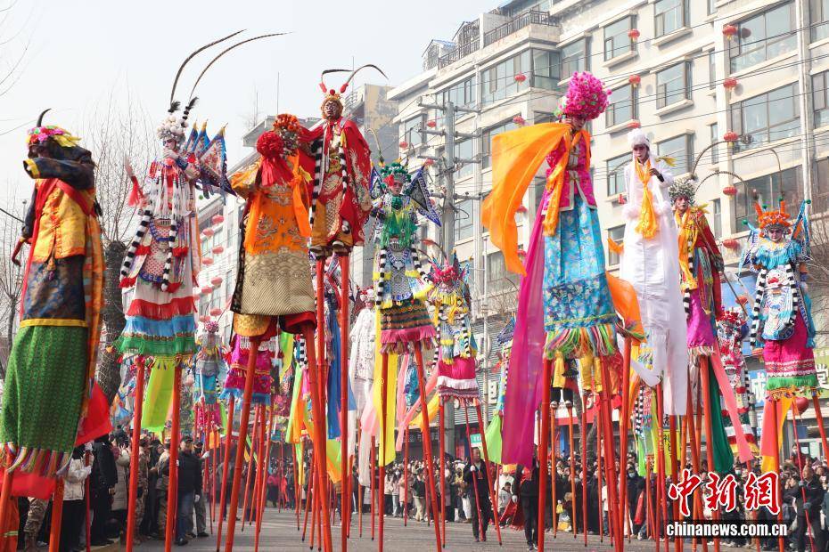 （新春走基層）青海湟中：“空中舞蹈”魯沙爾高蹺精彩上演