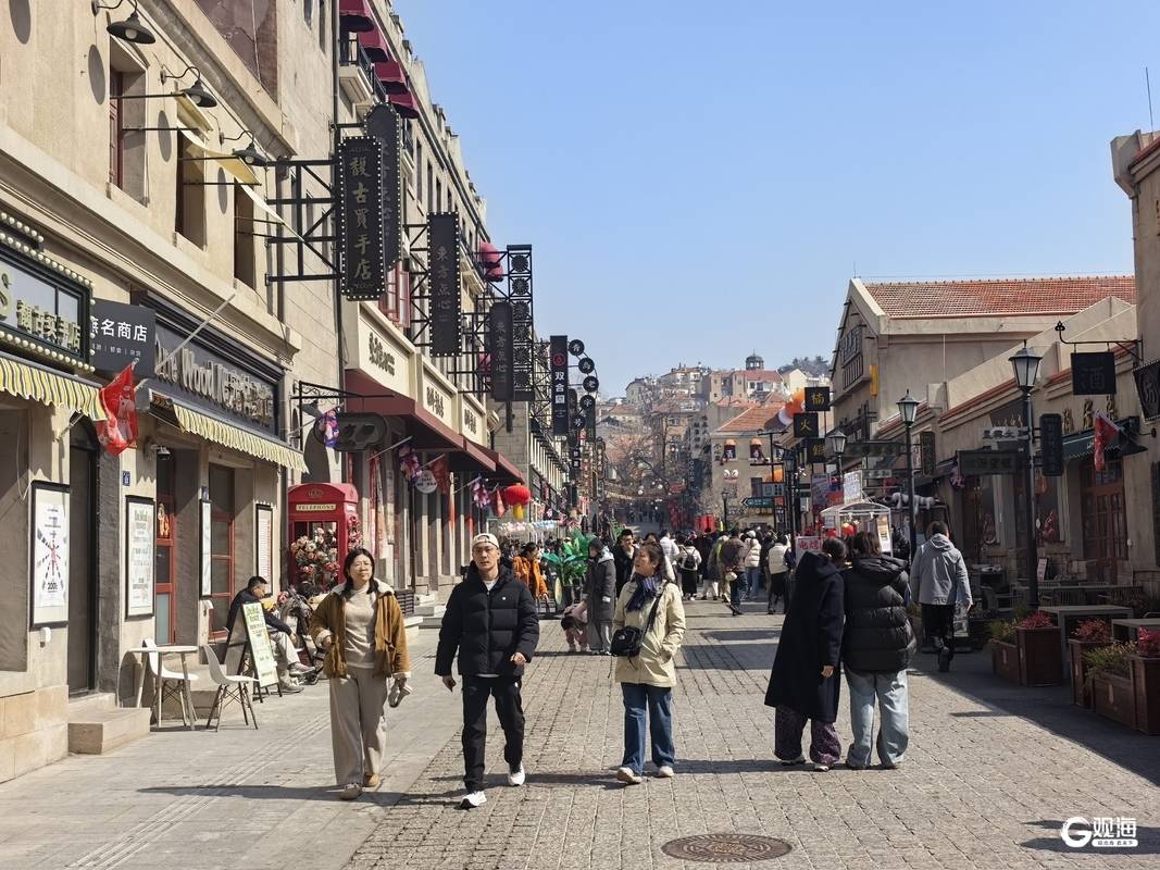 春節假期過後，青島老城文化旅遊區依然“人從眾”
