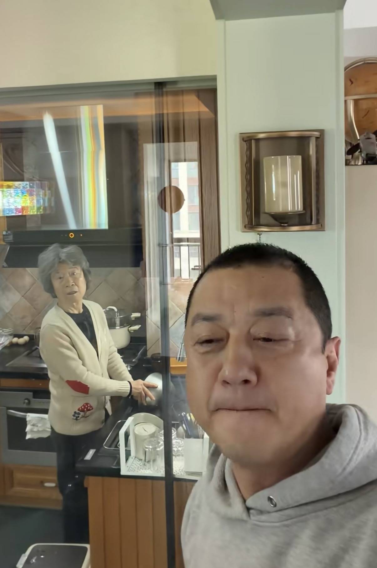 原創李亞鵬母子過元宵節，在北京住100平小房，傢俱裝修老氣像30年前