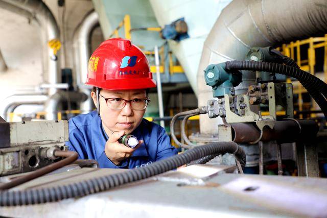 巾幗“盧”匠 鏗鏘綻放 —記華電國際萊城發電廠執行分場主任助理兼鍋爐專工盧紅書