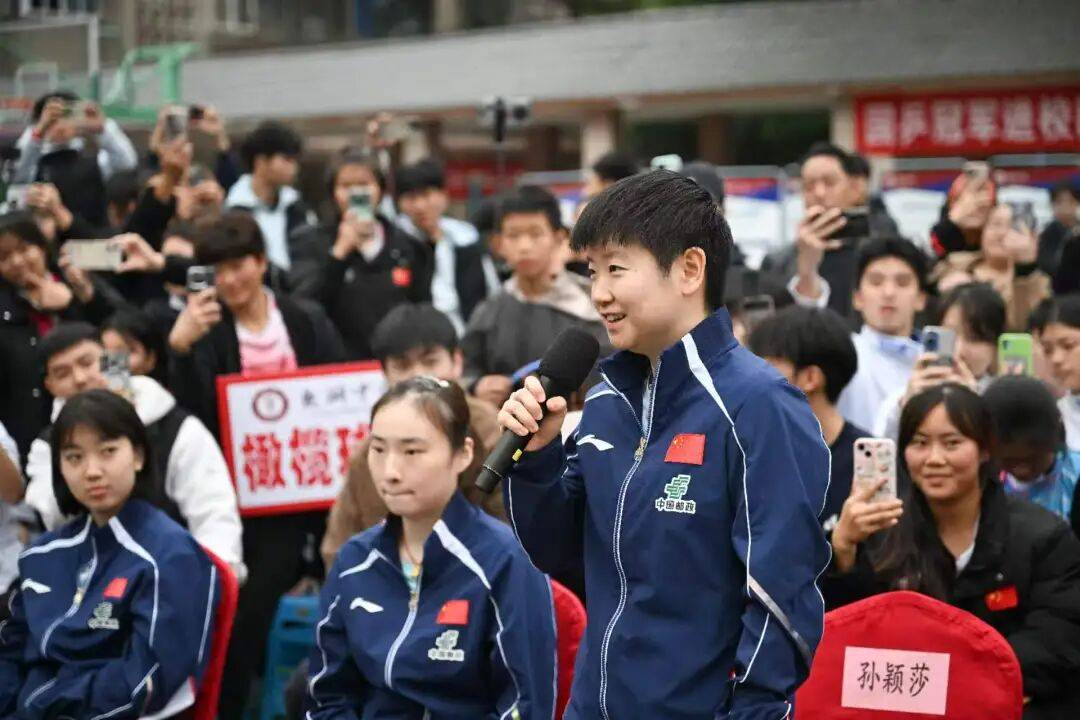 國乒隊員走進重慶市兩所中學互動交流