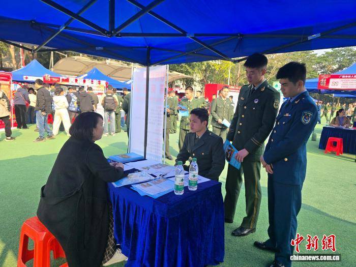 廣西舉辦高校畢業生退役軍人招聘會 “數字人”助力精準擇業