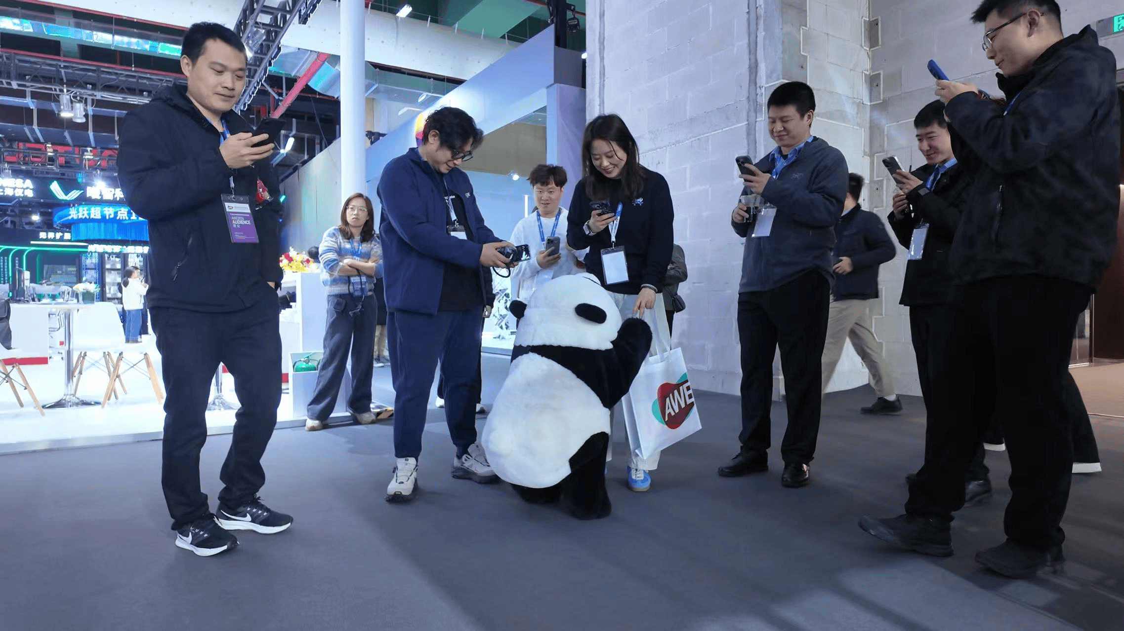 寫書法打快板練武術，機器人“軍團”上海參展花式秀技能