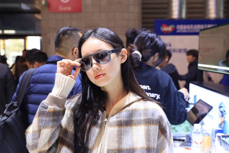 海外首銷不到20小時售罄！韶音攜“濾噪”耳機與AI眼鏡亮相AWE