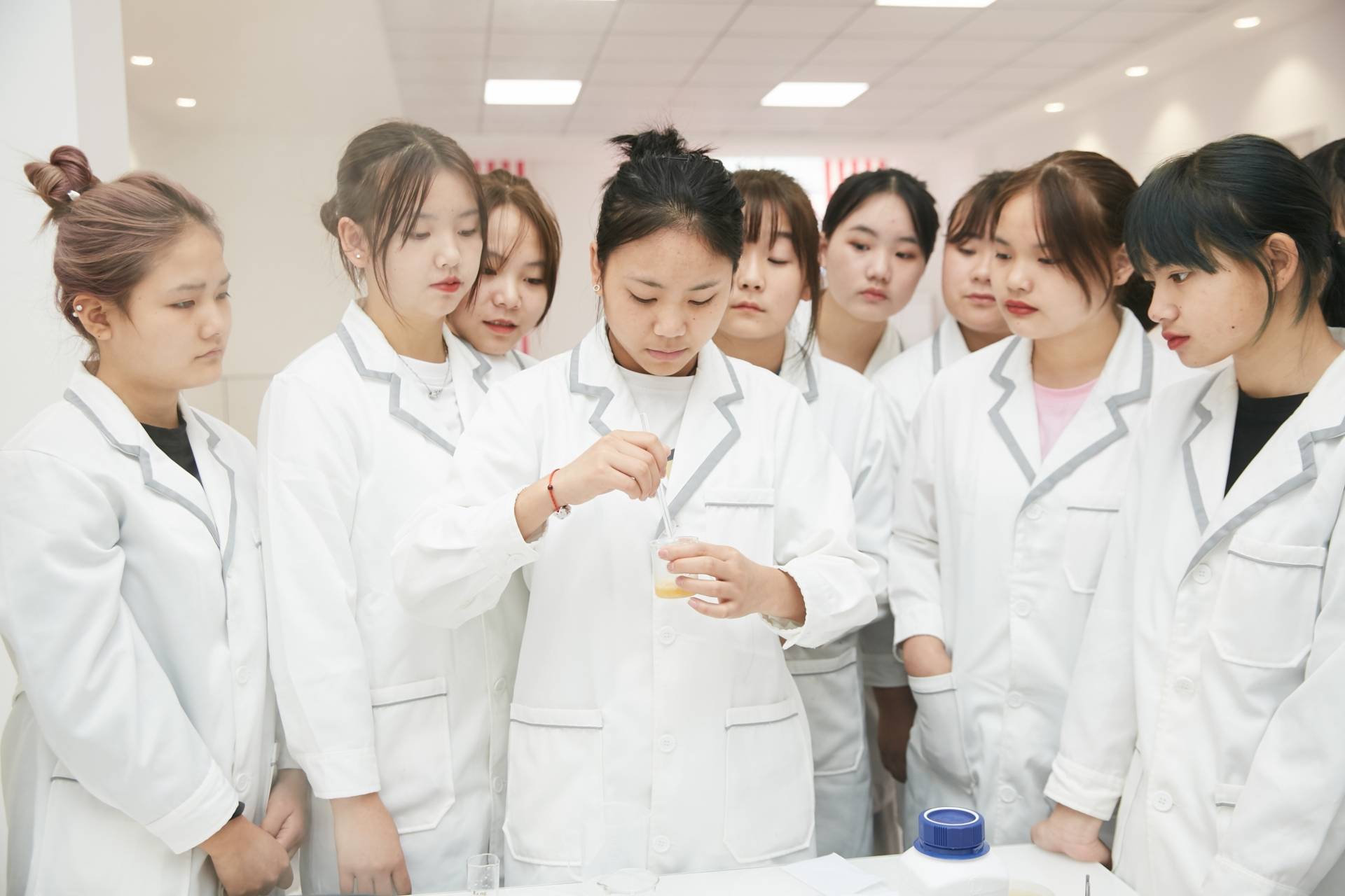 閒談靠譜的高階美容培訓學校，美甲化妝美容培訓學校客戶反饋