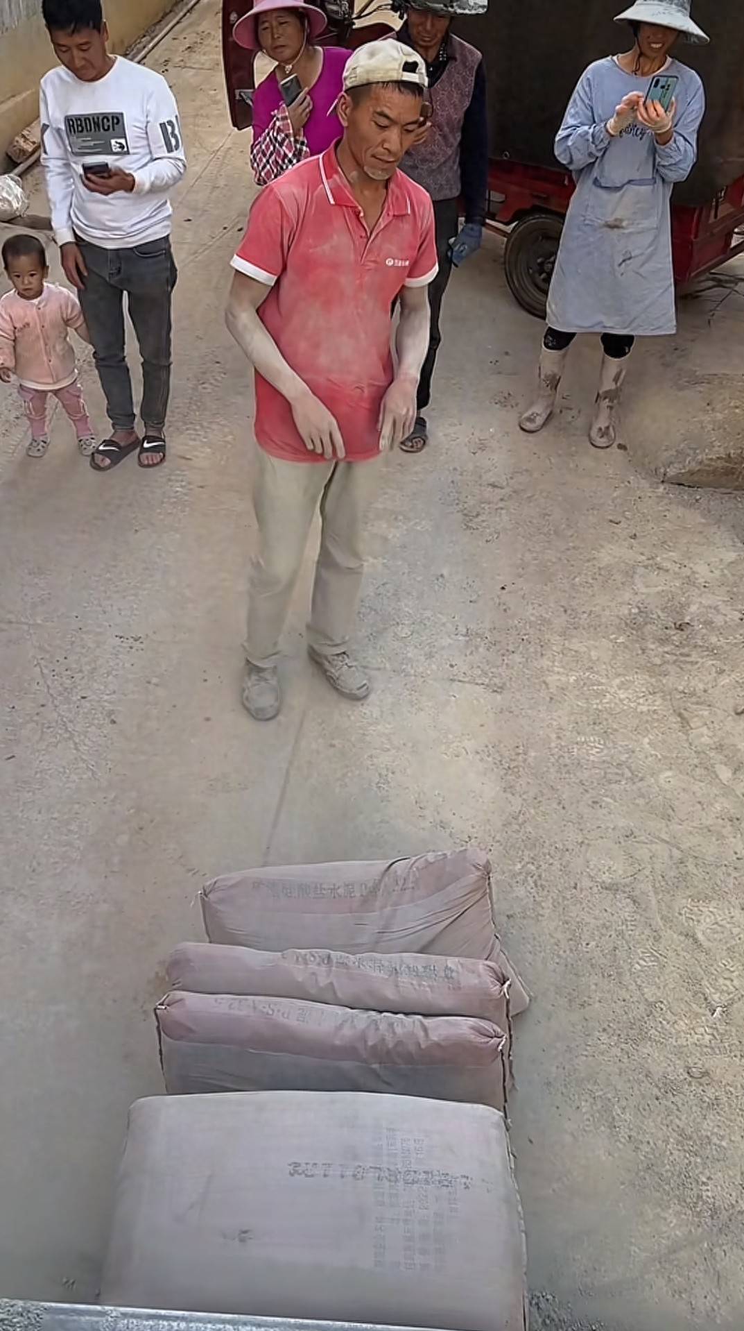 雲南男子力大無比 雙手抱起七包水泥