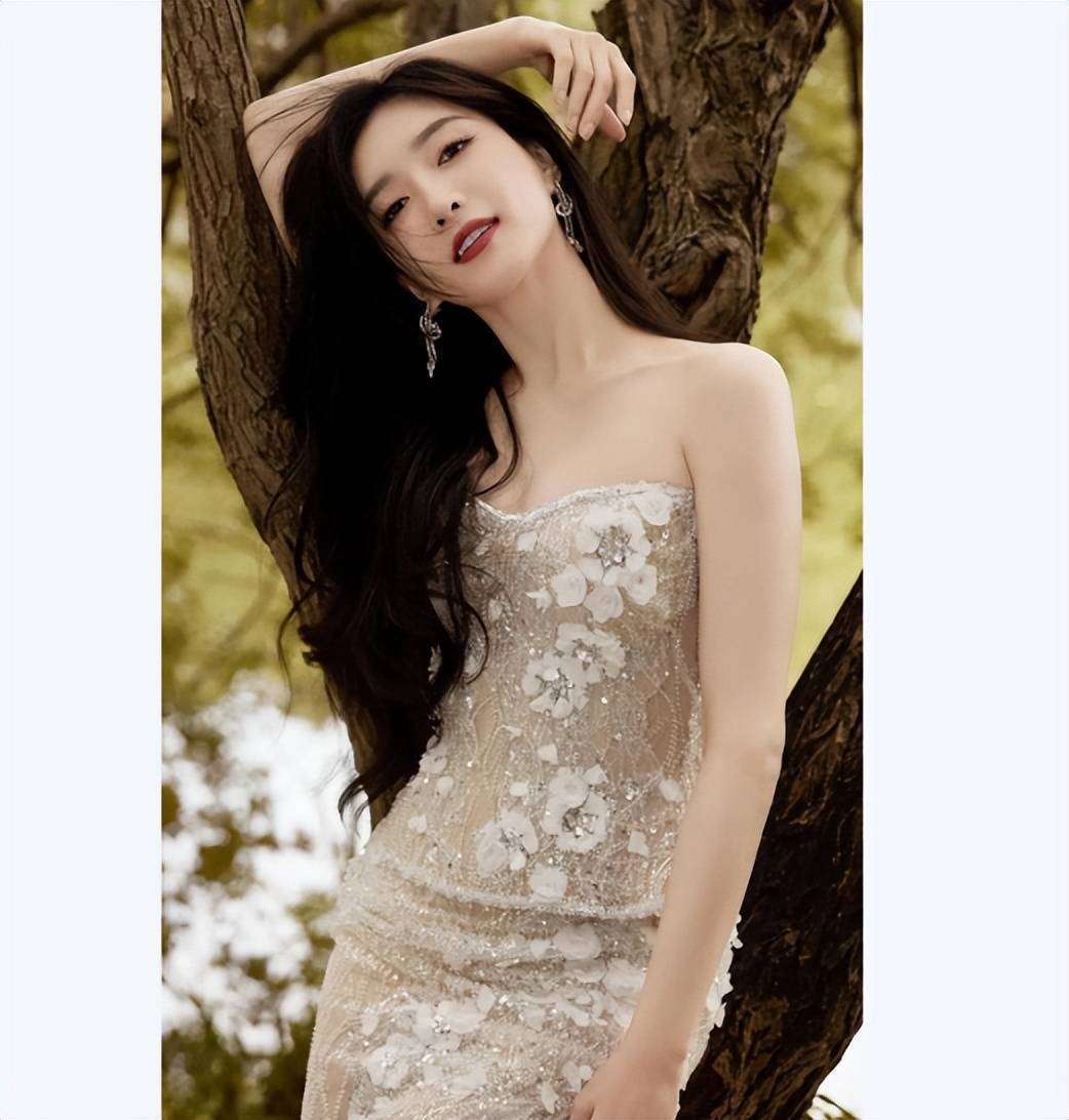 原創江疏影穿淡紫刺繡上衣搭珍珠耳飾，盡顯雍容典雅！