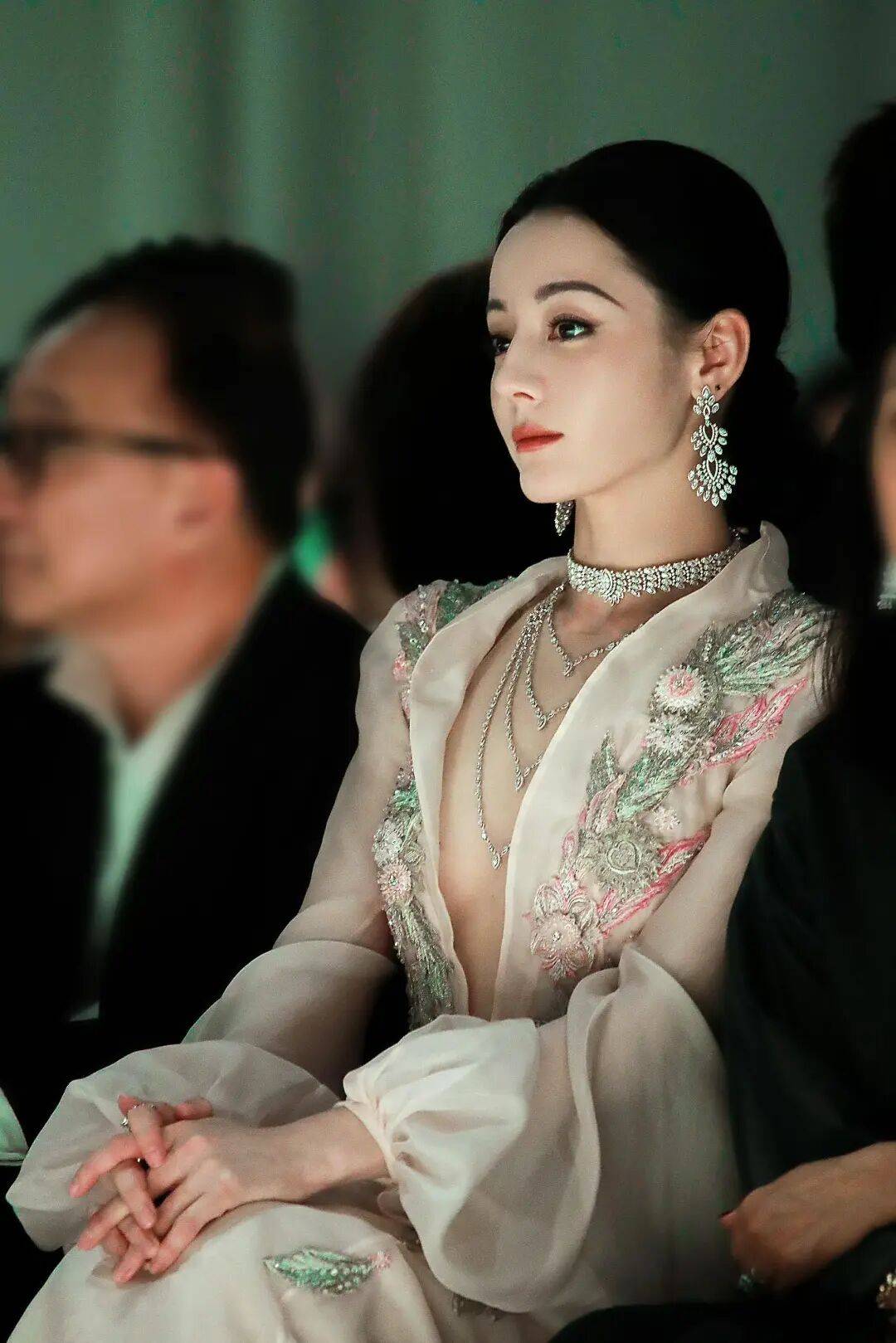 原創迪麗熱巴｜淺粉深 v 刺繡禮裙，人間絕美！