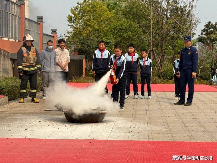 實戰演練築防線 安全意識入人心——官渡區金馬小學開展消防安全應急疏散演練