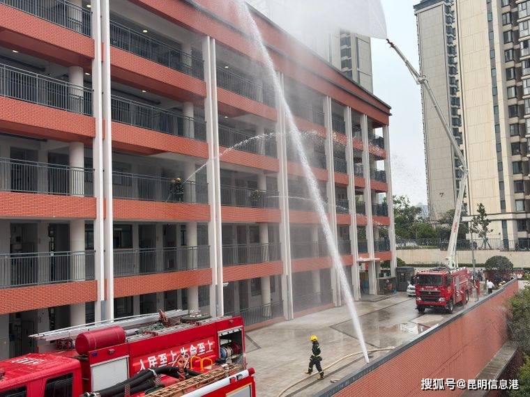 實戰演練築防線 安全意識入人心——官渡區金馬小學開展消防安全應急疏散演練