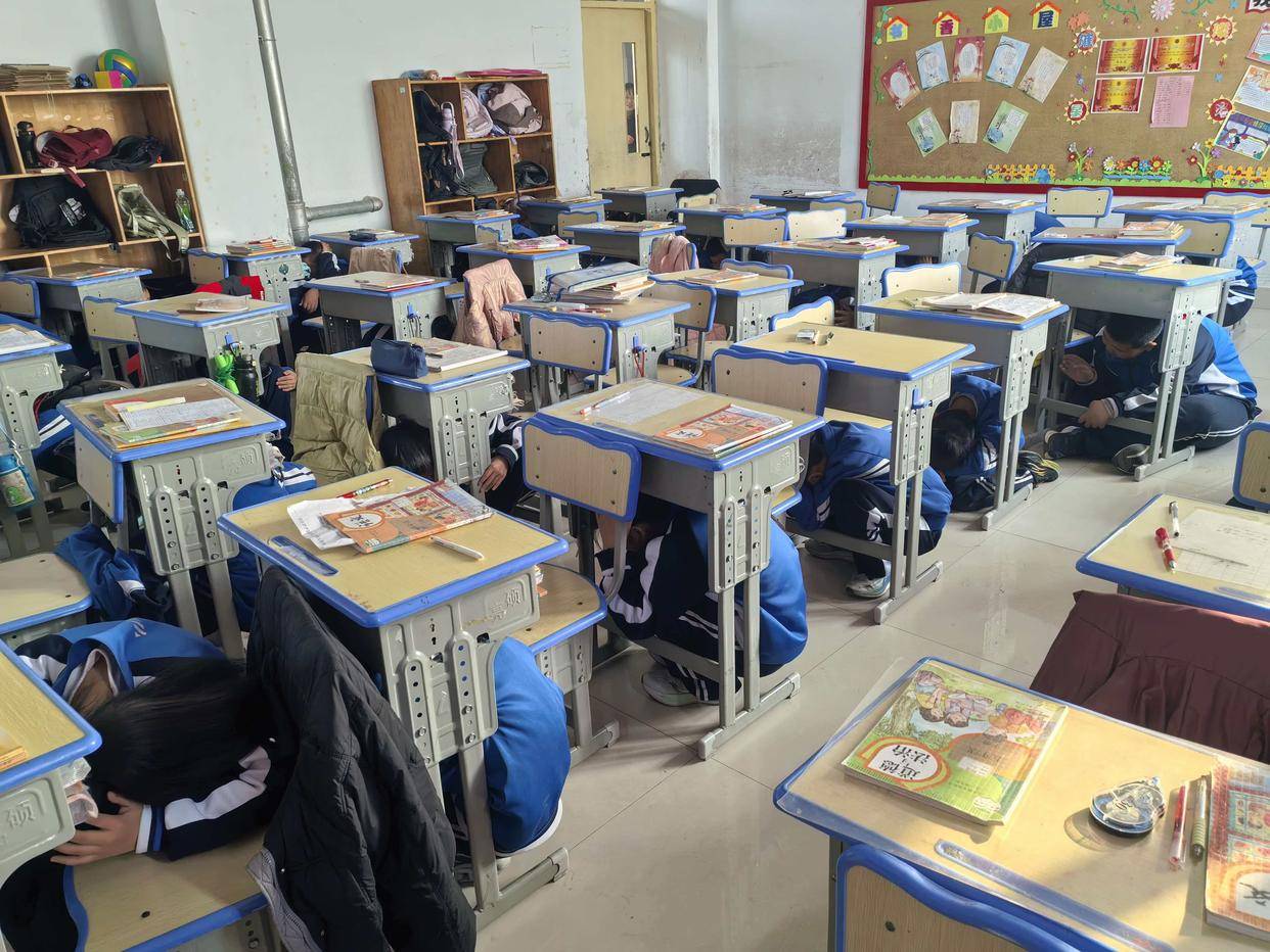 原創築牢安全防線 護航成長之路——東營市廣饒縣大碼頭鎮中心小學開展防震應急疏散演練