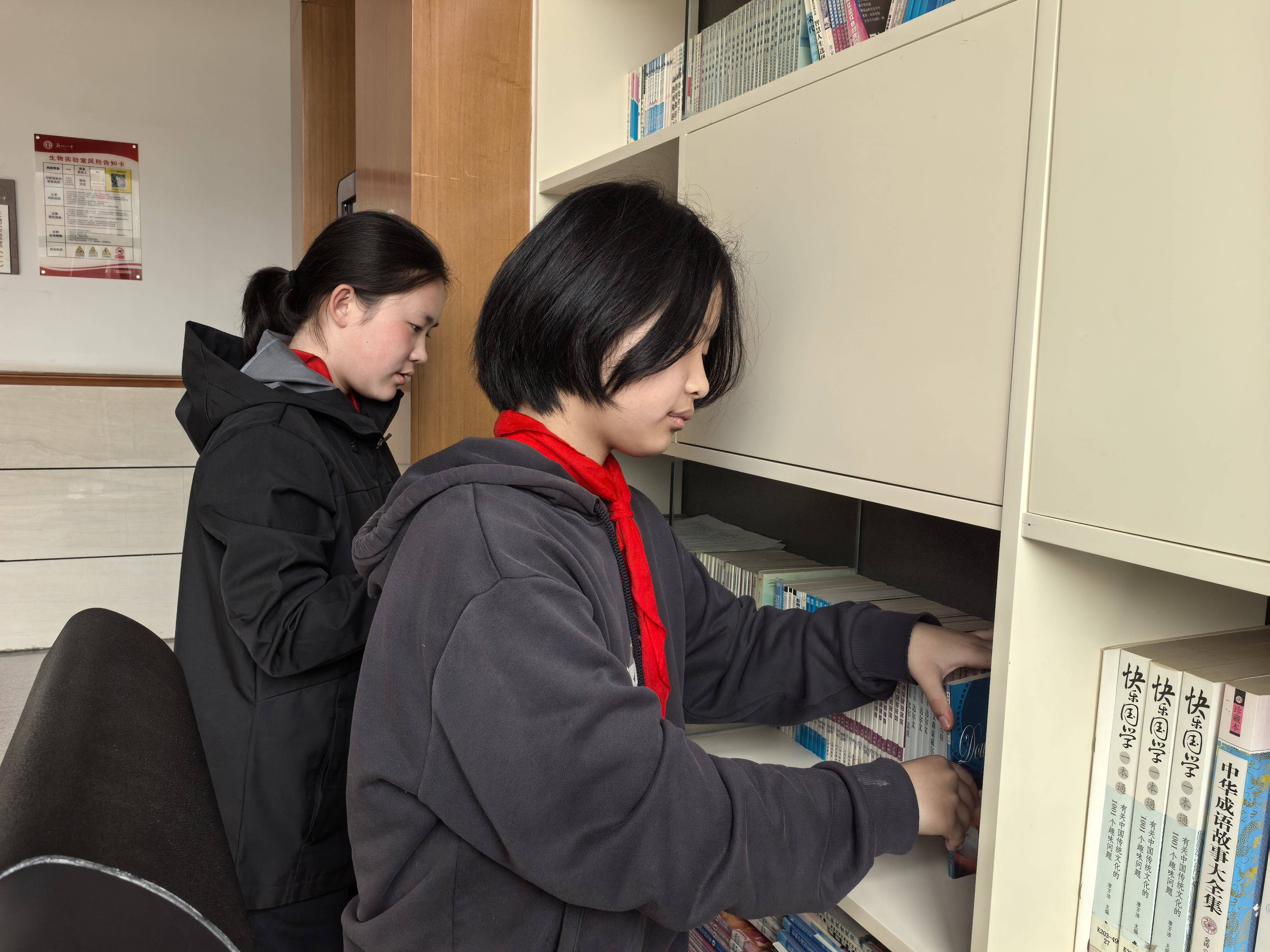 守護書香流轉 築牢閱讀防線——鄭州八中圖管會開展漂流書屋年度圖書排查專項行動