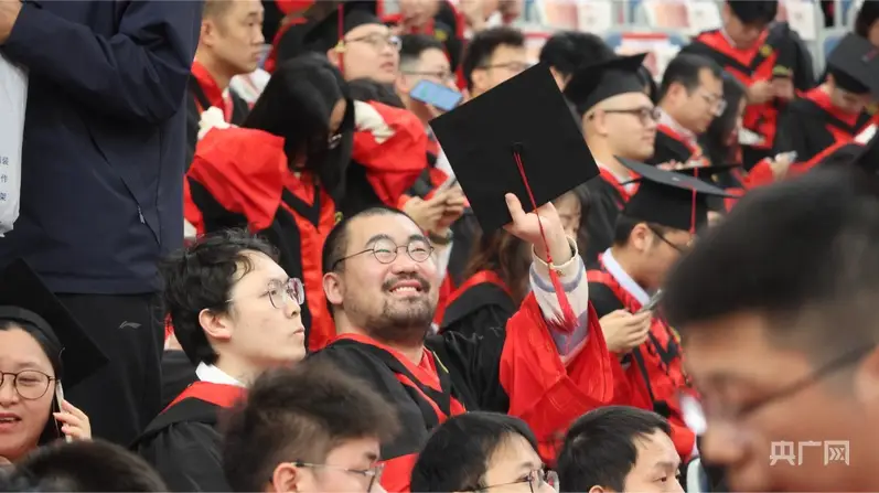 圖｜心懷思源之情、破浪時代潮頭，上海交大研究生迎來畢業典禮
