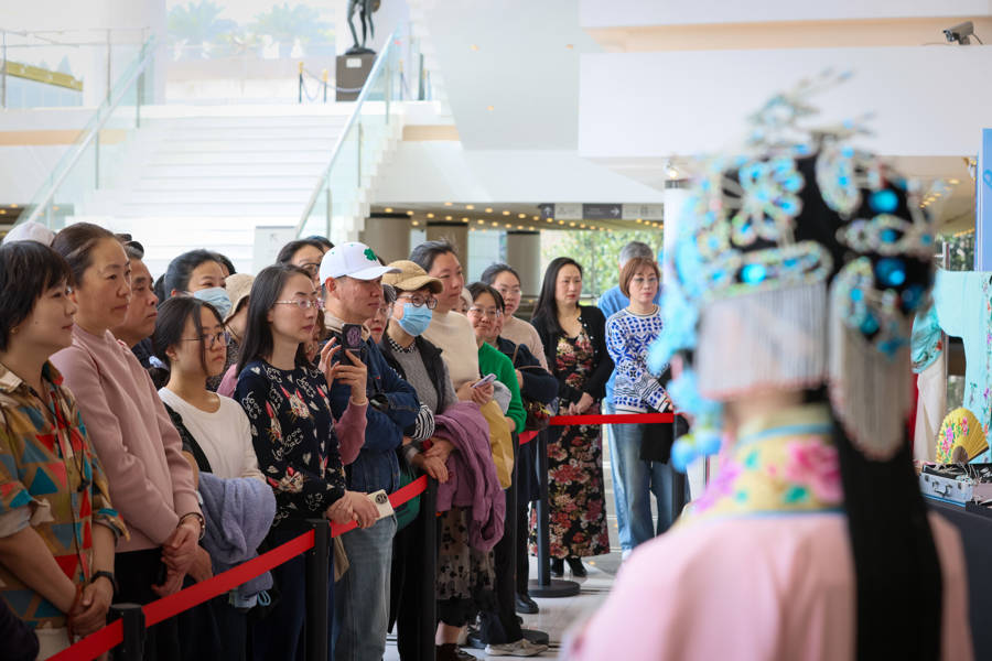 上海大劇院開啟藝術體驗日，一步跨入“流動戲劇花園”