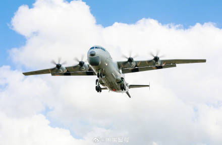 轉存收藏！藍天白雲和戰機太適配了