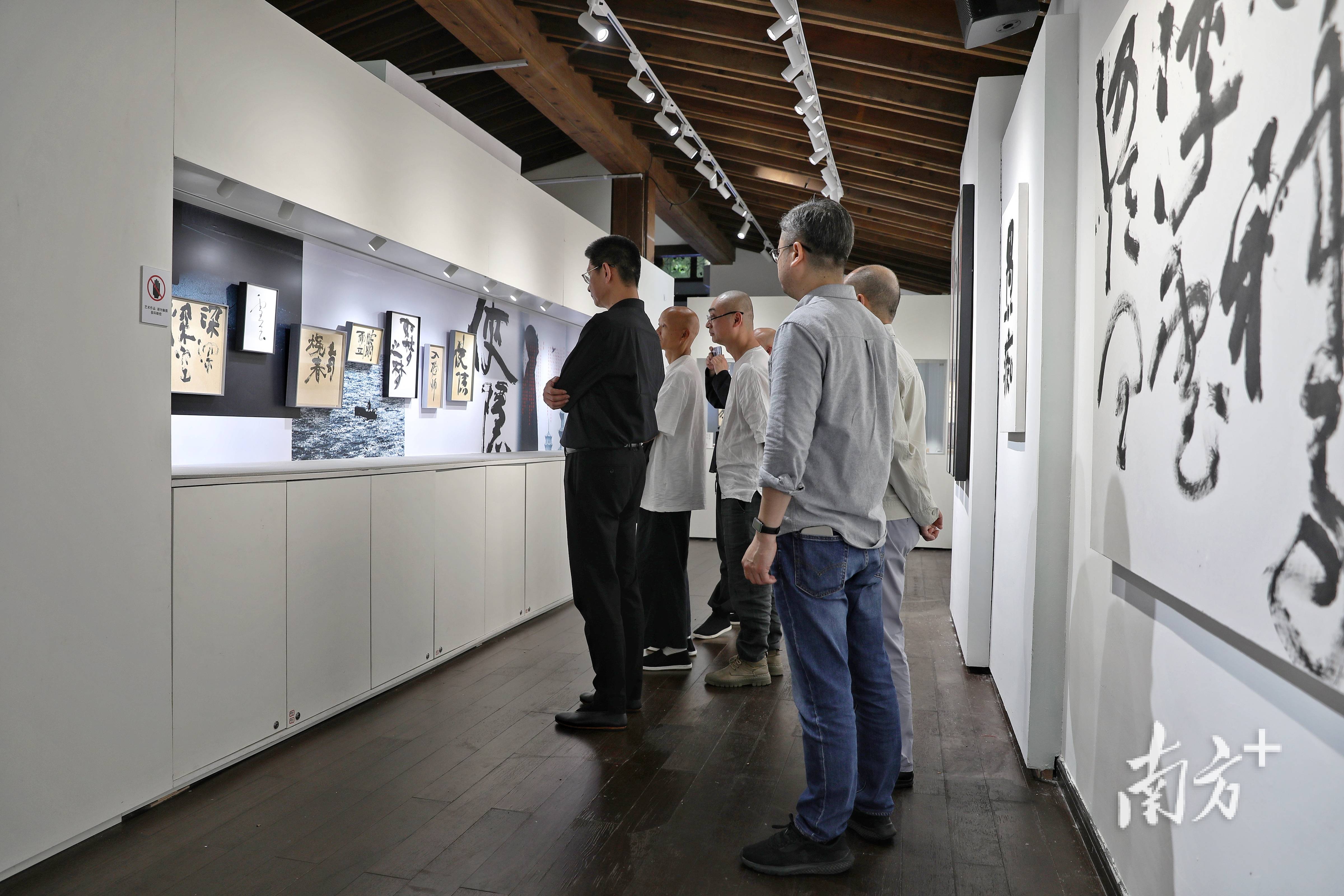 “以墨為馬——曾和平題寫書法及攝影展”開幕